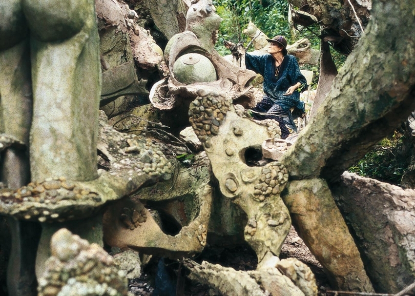 蘇珊．溫格（Susanne Wenger）及其「廟宇」雕刻。（©Susanne Wenger Foundation）