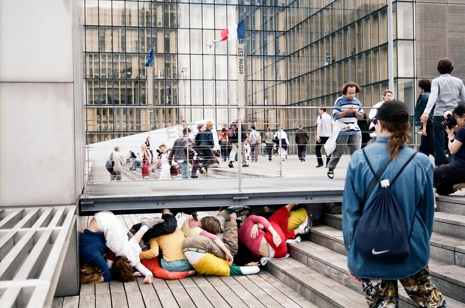 法國街頭藝術家 L'Atlas 及奧地利藝術家威利．多納（ Willi Dorner）合作的藝術展覽，穿搭色彩繽紛的表演者將於室間內穿梭。（太古地產提供）