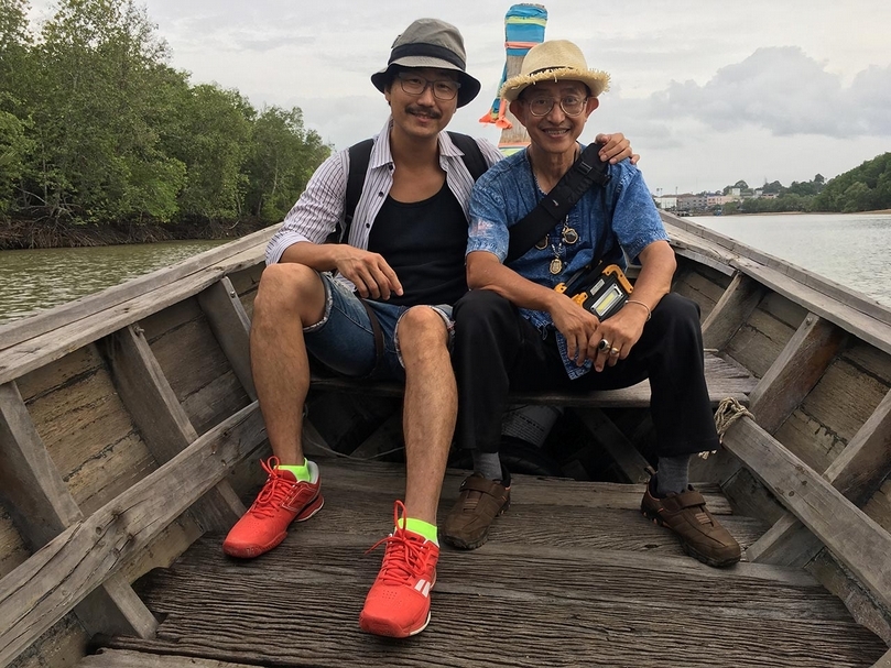 創作期間受到甲米當地70幾歲的業餘考古學家Niwat Wattanayaporn無償協助，從甲米神話、當地資源的提供、拍攝偽記錄片等，幫助完成作品，與涂維政成為忘年之交。（涂維政提供）