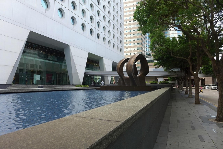 康樂廣場的英文名稱Connaught Place，門口矗立著英國現代雕塑家享利．摩爾（Henry Moore）的作品《雙環》。（CC BY 3.0）