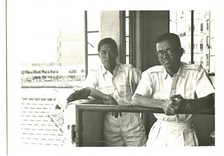 韓志勳（右）在1956-1972年間任職郵務監督。填海後的第三代郵政總局，正好就在康樂大廈對面。（蔡仞姿女士提供）