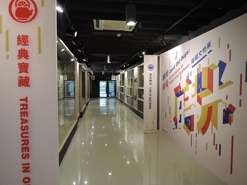 「時光開箱——館藏文物展」展覽空間，主視覺牆面。（台北市立文獻館提供）
