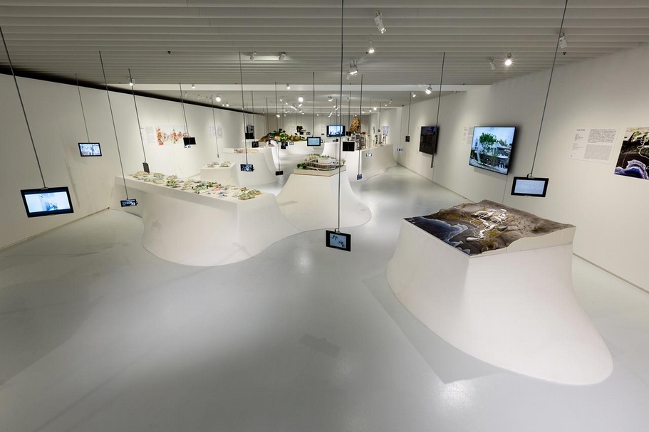 「人間自然——平田晃久個展」中「諸島」展區，如海洋上漂浮的島嶼般的展場設計，展示12件作品模型、影片和照片。（忠泰美術館提供）