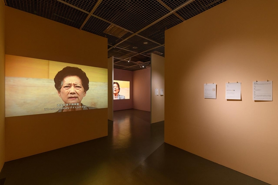 展間之一播放著助產士顏桂英的訪談影片。（台北當代藝術館提供）