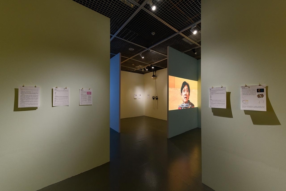 展間之一播放著助產士顏桂英的訪談影片。（台北當代藝術館提供）