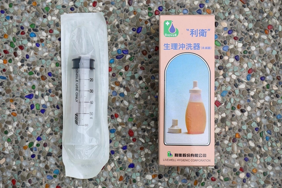 助產序曲——陳建北個展」中展示許多過去助產士使用的工作用具。（台北當代藝術館提供）