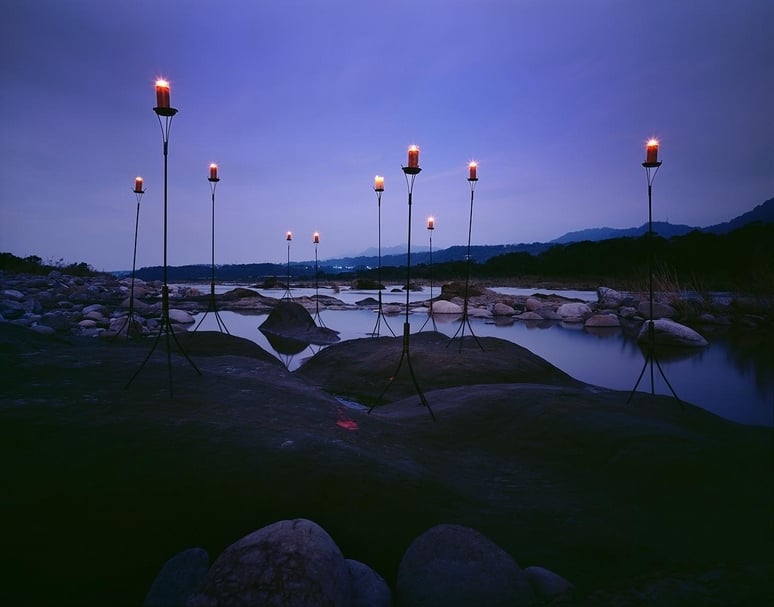 葉偉立《十燭台,龍潭三坑溪》, 雷射感光相紙、水晶裱、舊料木框,106x134x5cm,2015。 (葉偉立提供)