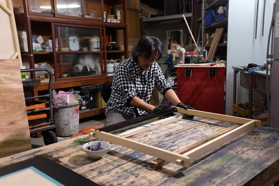 葉偉立認為「框」如何呈現,對藝術品的外在面貌相當關鍵,也是讓作品信念能夠更加完整的物件。(葉偉立於楊梅工作室現場,葉偉立提供)