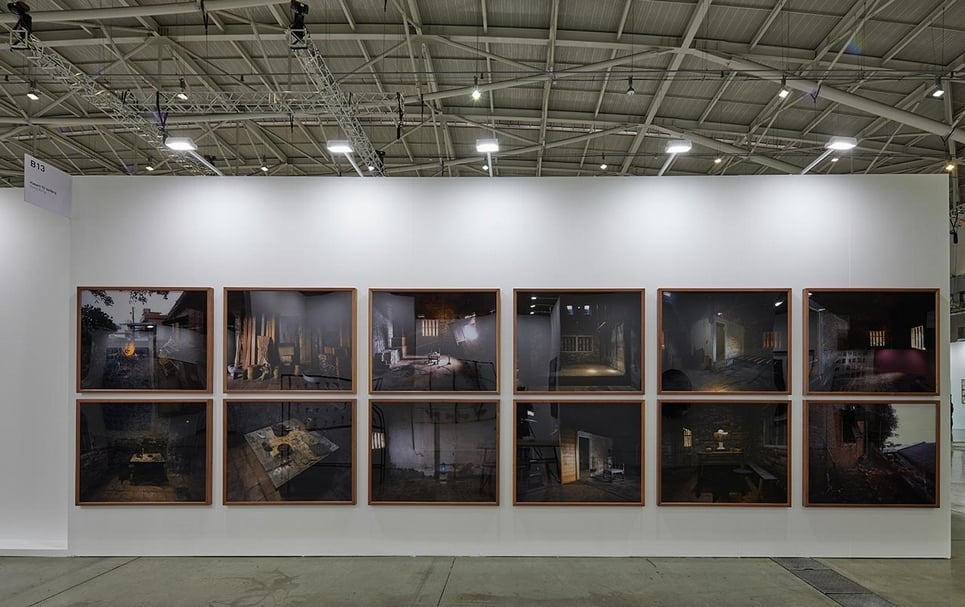 2019「台北當代藝博會」漢雅軒畫廊展覽現場,作品為葉偉立之《水湳洞十七號:前置十二景》系列。(攝影/Kitmin Lee,漢雅軒提供)