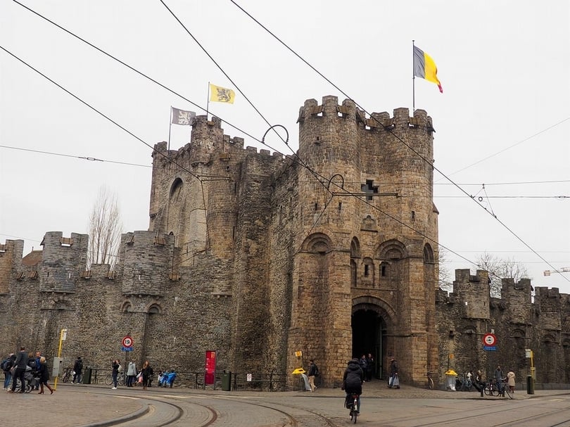 位於根特(Ghent)的伯爵城堡(Gravensteen)是中世紀法蘭德斯區統治者的居所。土地肥沃的法蘭德斯區曾是西歐最富裕的地方之一,人口眾多,但法語區於工業革命後崛起,比利時正式場合一度拒用法蘭德斯語。(黃心蓉提供)