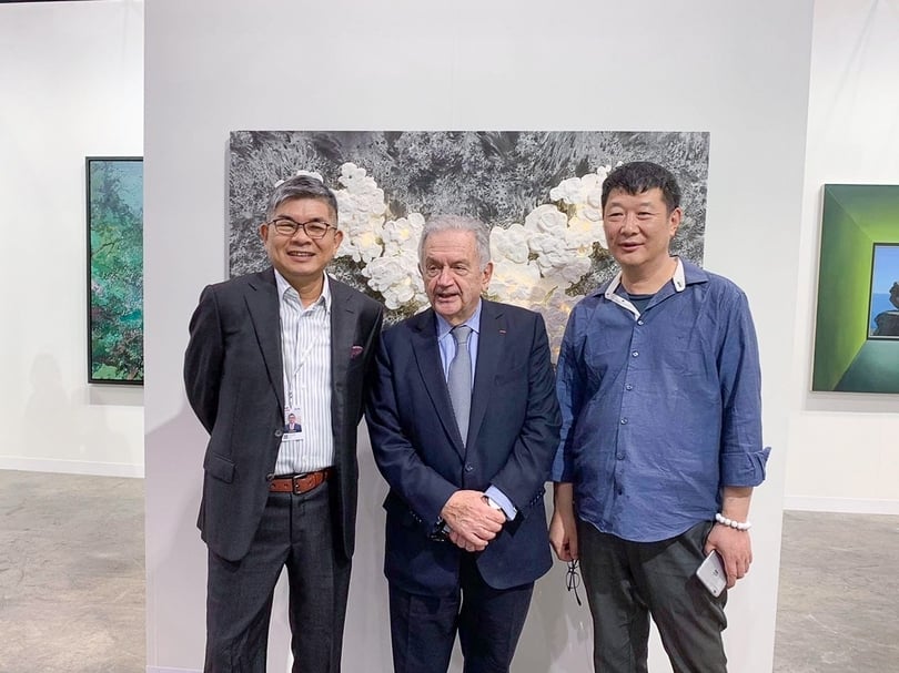 索卡藝術負責人蕭富元，Eskenazi 與藝術家趙夢，於趙夢作品前合影（由左至右）。（本刊資料室）
