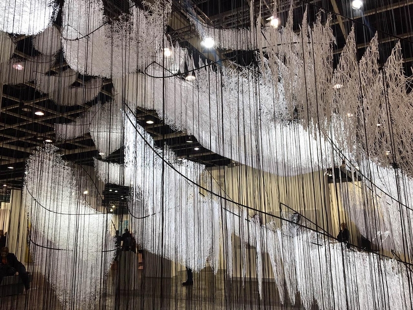 鹽田千春（Chiharu Shiota）《我們要去哪裡？》（Where Are We Going?），2017-2018。（本刊資料室）