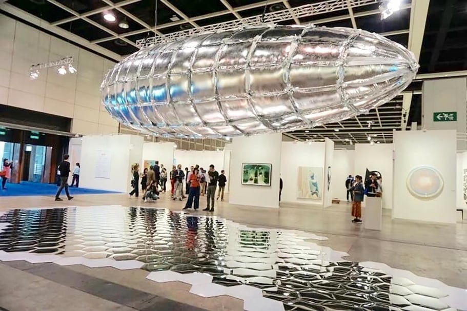 「藝聚空間」（Encounters）的李昢（Lee Bul）作品《Willing To Be Vulnerable-Metalized Balloon, 2019》。（本刊資料室）