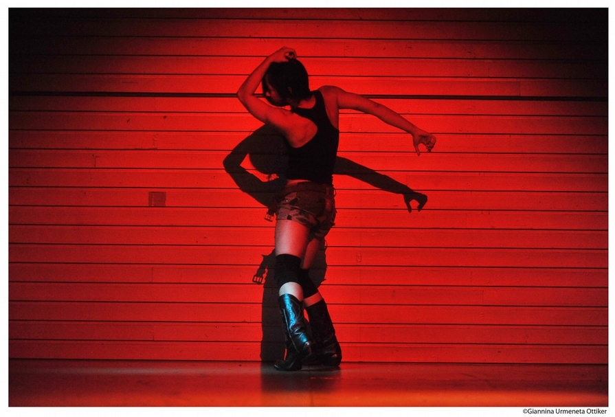 艾薩．霍克森（Eisa Jocson），《猛男舞者》（Macho Dancer），表演，2013。（©藝術家和上海外灘美術館）