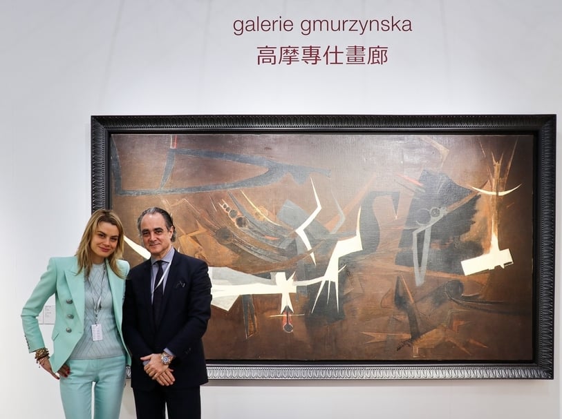 高摩專仕畫廊（Galerie Gmurzynska）負責人Isabelle Bscher（左）與Mathias Rastorfer（右）。兩人背後的作品為林飛龍的《白鳥》。（本刊資料室）