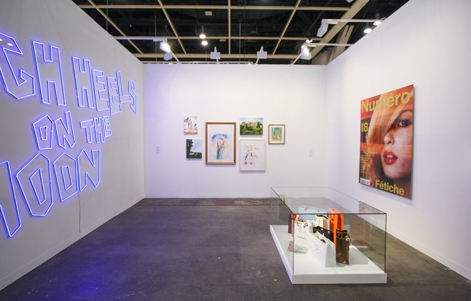 馬格斯畫廊（Sprüth Magers）展位現場，展出西維爾．弗拉里（Sylvie Fleury）2005年的《月球上的高跟鞋（第一艘太空船金星20）》和2007年的《Shopping Bag Installation》等作品。（本刊資料室）