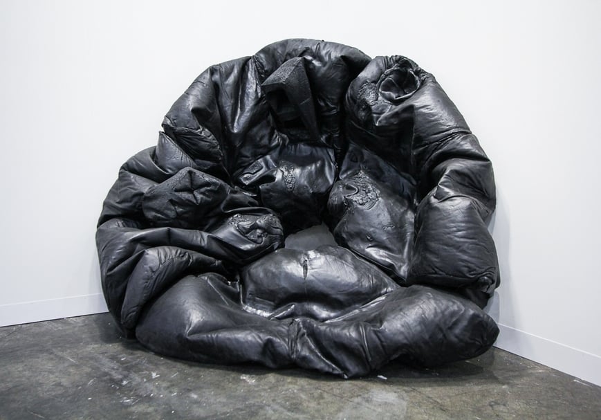 馬格斯畫廊（Sprüth Magers）展出卡里．厄普森（Kaari Upson）的《垃圾洞》（Trashole）。（本刊資料室）