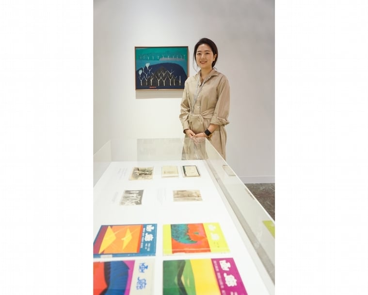 國際畫廊（Kukje Gallery）營運總監宋普暎（Song Bo-Young）於劉永國（Yoo Young-Kuk）「策展角落」展位。（本刊資料室）