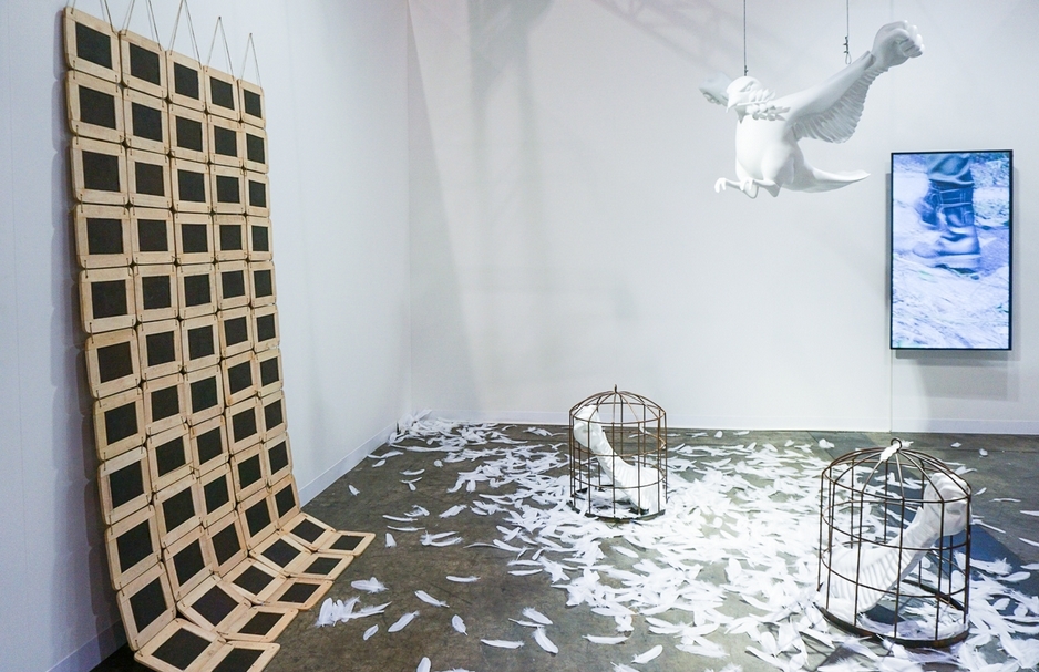 來自曼谷的Nova Contemporary畫廊，展出莫薩的裝置作品《有著革命之手的鴿子》（Dove with revolution hand）與錄像作品《將軍／老虎／槍》（Bo/ Kyar/ Thanat）。（本刊資料室）