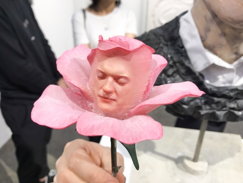 大衛．阿爾特邁（David Altmejd）的雕塑作品《Portrait of a Man with Rose》局部。（本刊資料室）