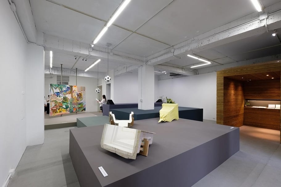 「十年、椰子、芭蕉樹、紀念、硫磺、說故事、安排、美好、幻聲跡、第三。」展覽現場。（攝影／朱祈安，就在藝術空間提供）