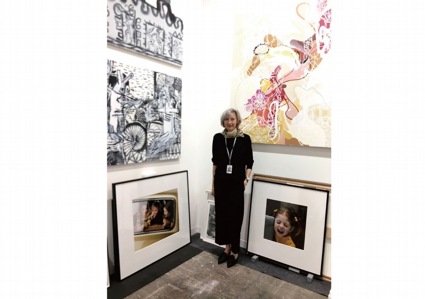 吉賽拉．卡皮坦畫廊（Galerie Gisela Capitain）的畫廊主吉塞拉，在展位裡的小房間。（本刊資料室）