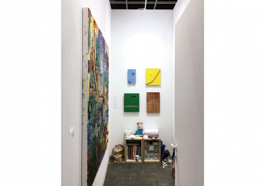 Blum & Poe畫廊展位裡的小房間。（本刊資料室）