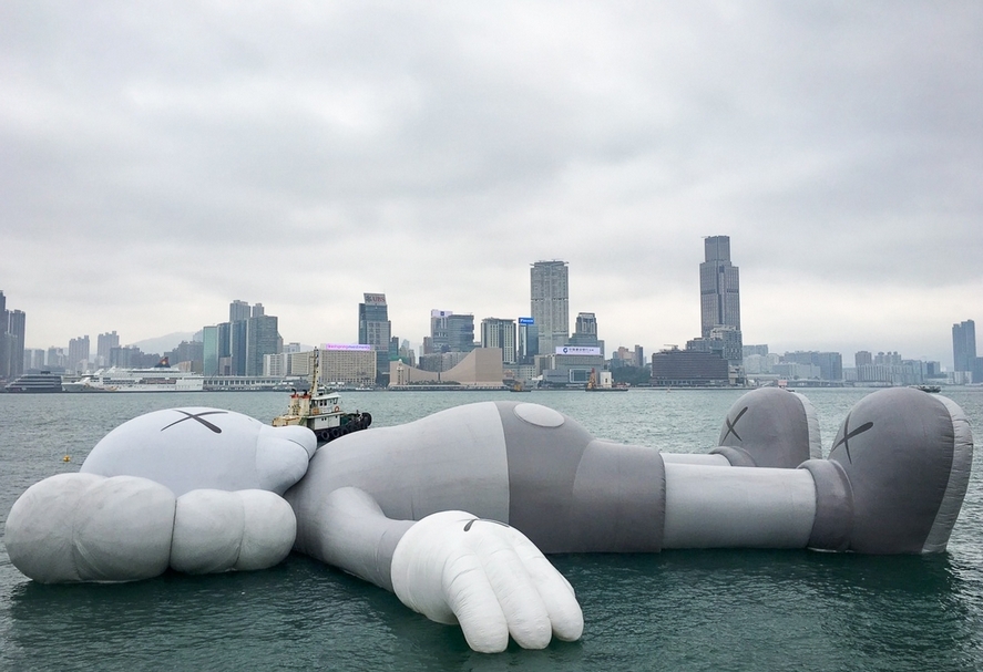 《KAWS:HOLIDAY》香港站,展覽現場。(本刊資料室)