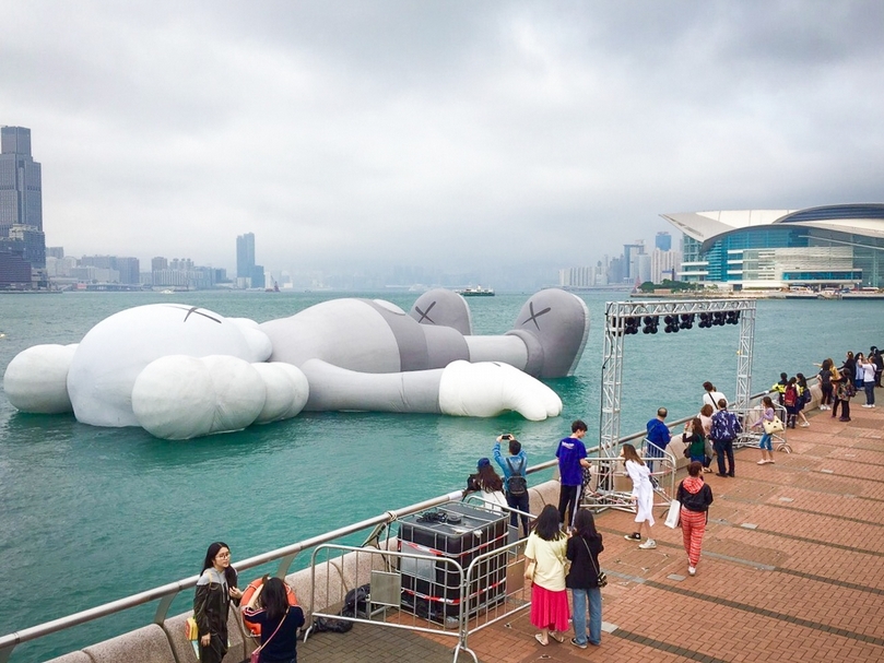 《KAWS:HOLIDAY》香港站現場湧入許多人潮,前往「打卡」。(本刊資料室)
