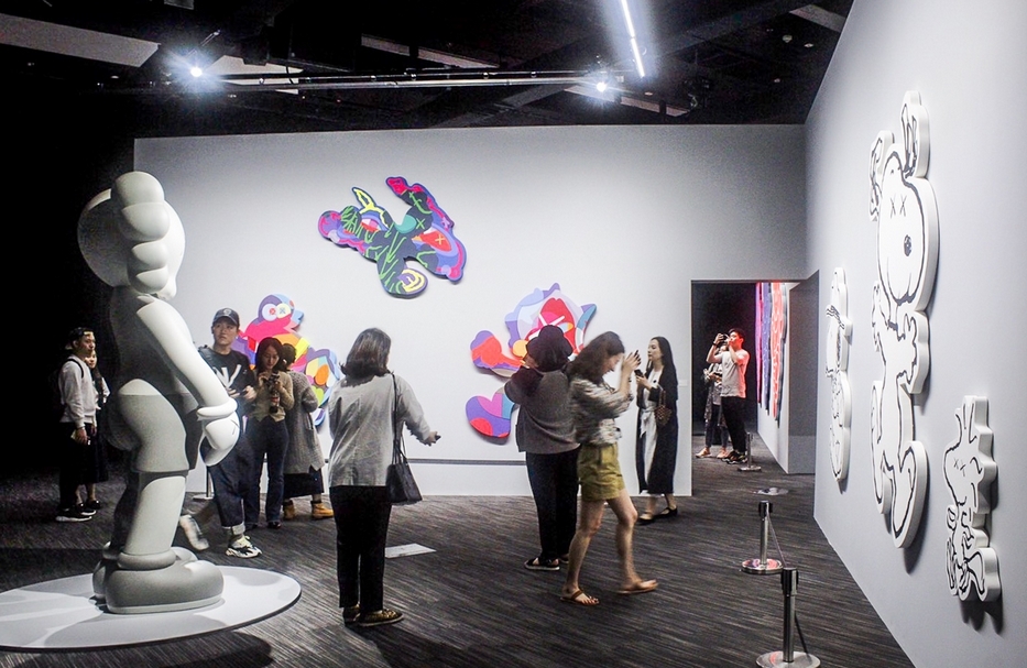 「KAWS:ALONG THE WAY」展覽現場。(本刊資料室)