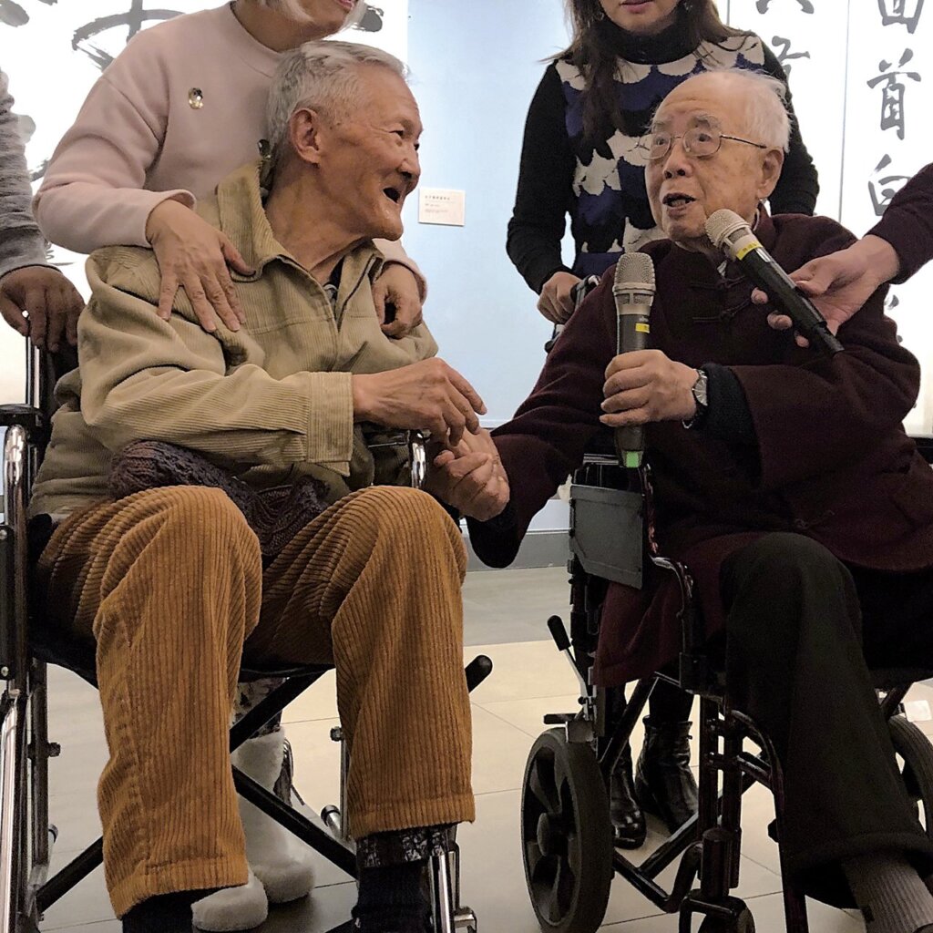 傅申（左）與藝術家吳平（右）。
