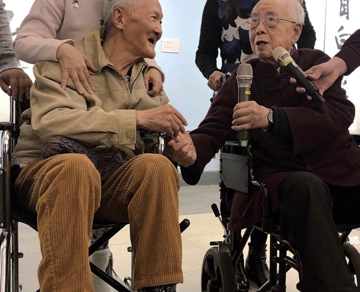 傅申（左）與藝術家吳平（右）。