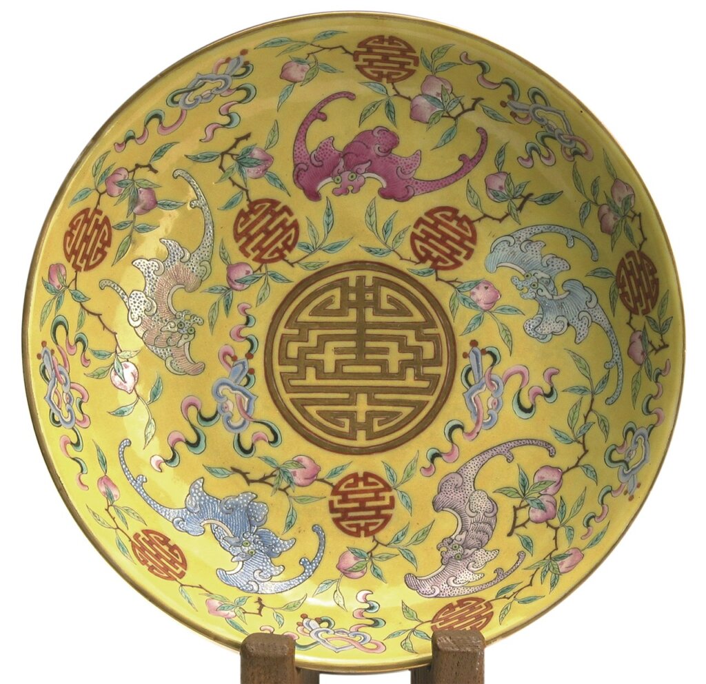清〈光緒款黃地粉彩桃蝠捧壽盤〉。