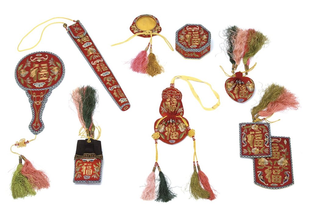 清〈紅緞平金鎖線蝠壽活計(一套八件)〉。
