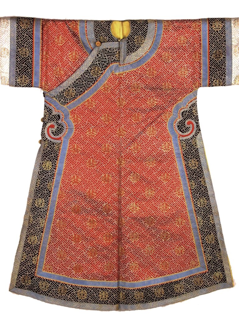 清〈紅緞萬字地團壽紋夾袍〉。