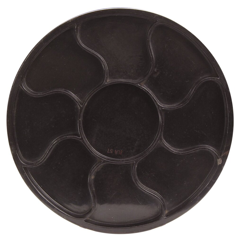 清〈黑漆嵌螺鈿果盒〉。