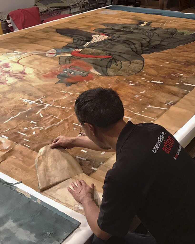 2017年修復現場：高競揭除〈辛天君〉舊裝裱。圖／波士頓美術館。