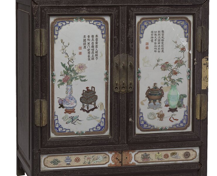 清〈紫檀嵌彩瓷博古圖小櫃〉，國立故宮博物院藏。（非本次展品，獨家披露清〈墨拓耕織圖詩〉之匣盒。）