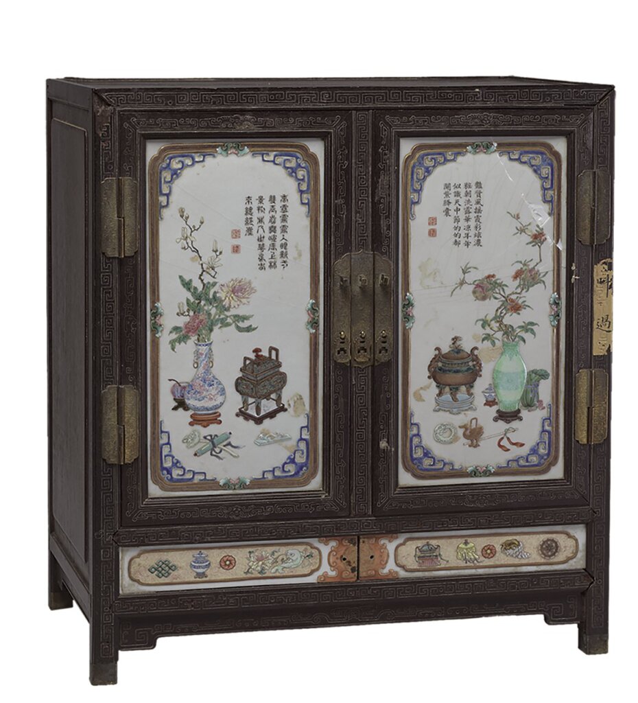 清〈紫檀嵌彩瓷博古圖小櫃〉，國立故宮博物院藏。（非本次展品，獨家披露清〈墨拓耕織圖詩〉之匣盒。）