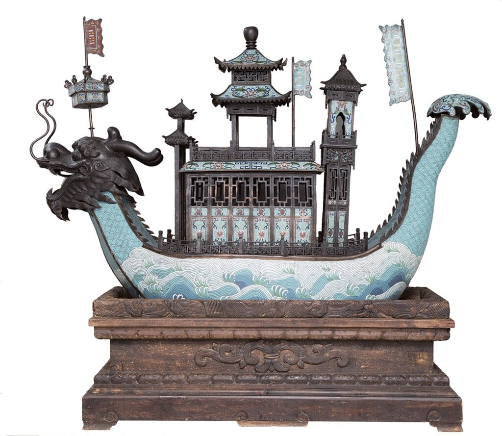 19世紀晚期~20世紀早期〈掐絲琺瑯皇家龍船模型〉,香港海事博物館藏。圖/香港海事博物館。