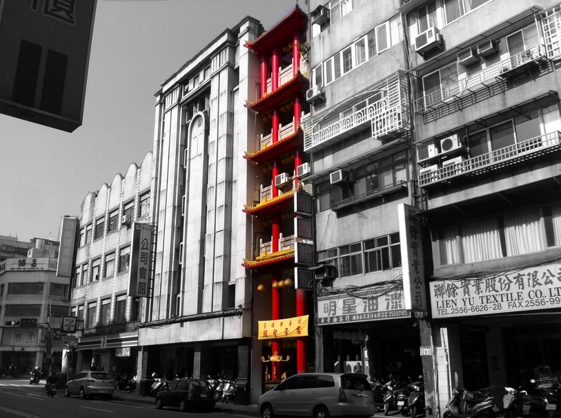 有些神明的家，由於位於擁擠的「城市」，因應空間限制，蓋在家家戶戶的中間或轉角。這間廟住著人稱「關老爺」的關聖帝君─關羽，常聚集許多排隊的人潮，來祈求事業順利。（台北市臺疆樂善壇）©Willipodia
