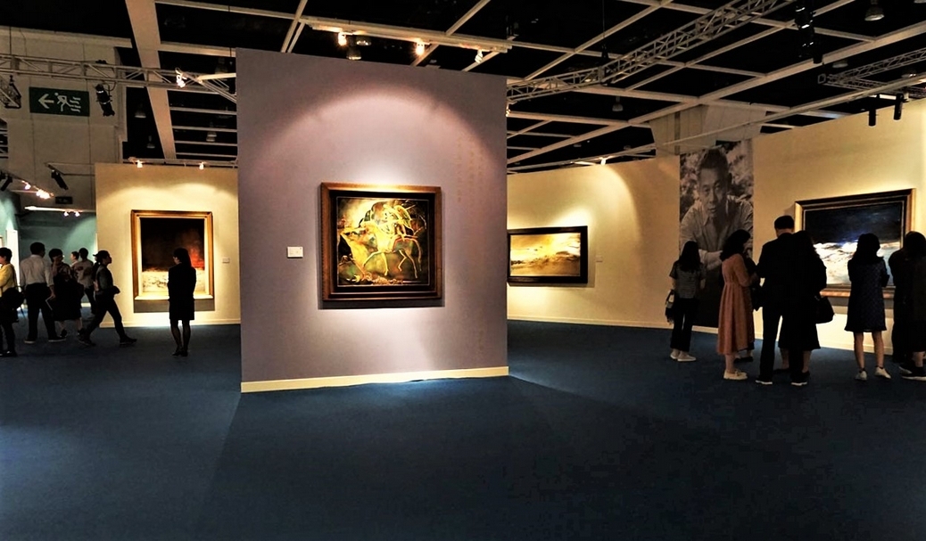現代藝術夜場作品預展現場，朱沅芷《自由之路》與趙無極的抽象作品同列。（本刊資料室）