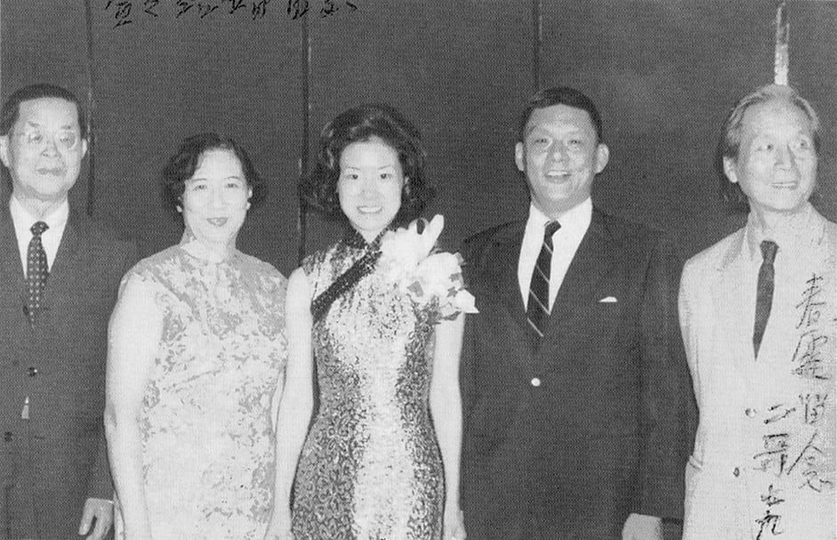 趙萱萱（左三）與黃孟度（右二）結婚。（本刊資料室）