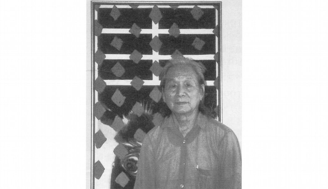在苗栗的最後一次個展上，趙春翔與作品合影。（本刊資料室）