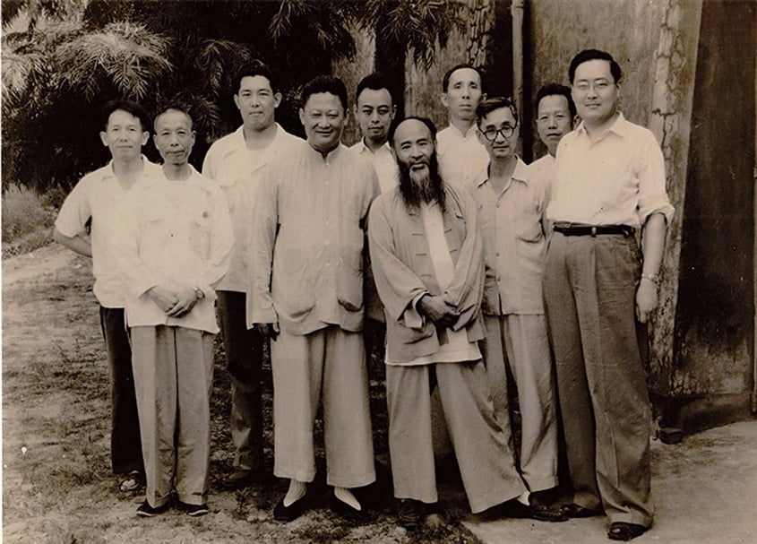 1950～1965，大千先生（右五）曾多次到北溝故宮看畫訪友。右一為聯管處主任委員孔德成，右三為莊嚴，左四為張大千義弟張目寒。圖片提供：中華大成至聖先師孔子協會。