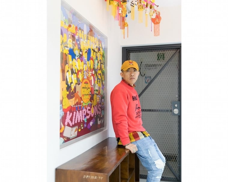 NIGO®於KAWS作品《THE KAWS ALBUM》前合影。此作是NIGO®委託KAWS於2005年創作。（© Sotheby's）