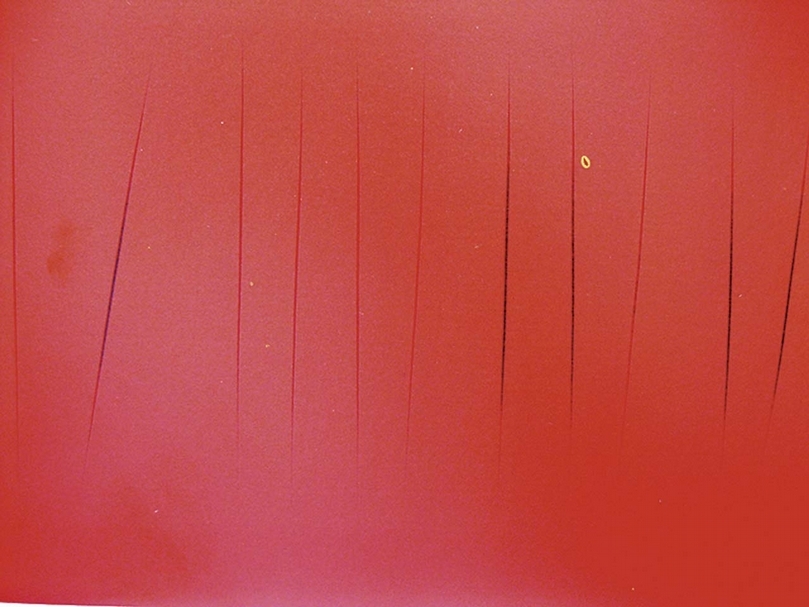 封塔那《空間概念「等待」》（Concetto Spaziale "Attese" ），1966。（本刊資料室）