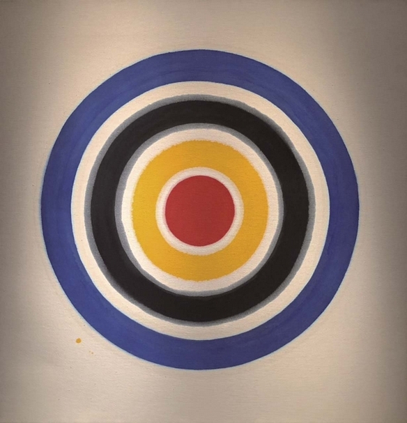 肯尼斯．諾蘭《藍色、黃色、黑色 》壓克力彩、畫布 ，85.6 × 85.6 cm，1961。（本刊資料室）