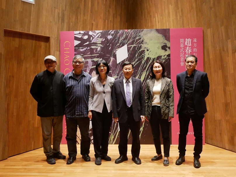 「遠方的行星：趙春翔藝術展」於亞洲大學現代美術館開幕，現場嘉賓合影。（攝影／許雲喬）