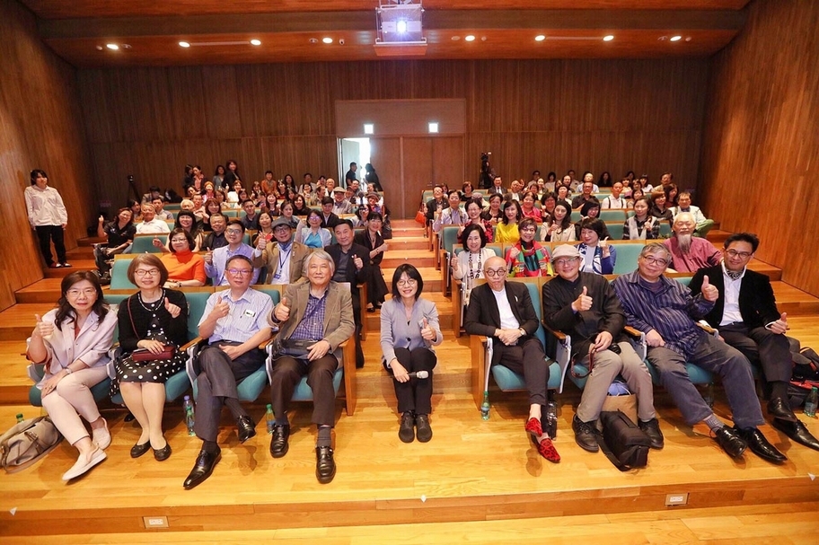 「遠方的行星：趙春翔藝術展」開幕座談現場大合照。（攝影／陳俊松）